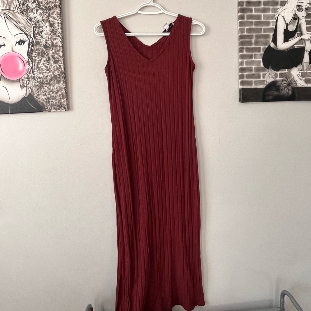 Burgundy red dress long.